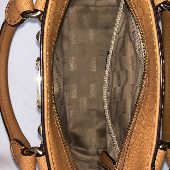 Michael Kors Saffiano Leather Messenger Bag/Purse - Picture 7 of 7